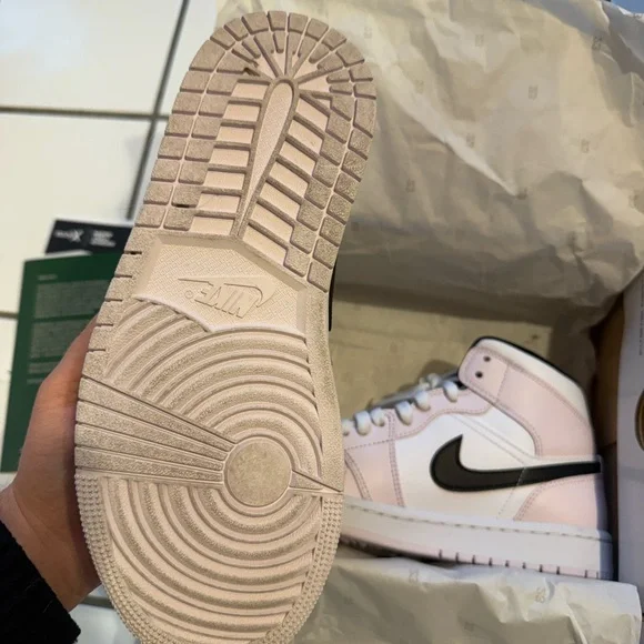 Jordan Women’s Air Jordan 1 Mid Light Violet/Black-White - Picture 5 of 8